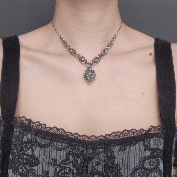 Gothic chunky silver choker necklace ✦ Green caged pearl chainmaille necklace - Picture 3 of 8